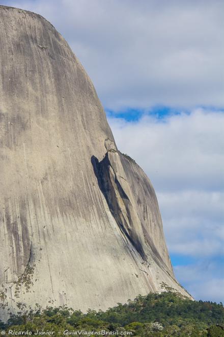 Imagem do detalhe da erosão na Pedra Azul.